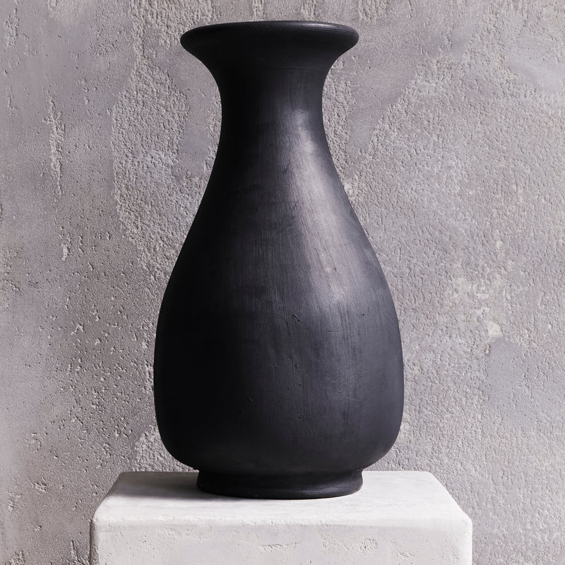 Gota Barro Negro Vase